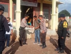 Bhabinkamtibmas Polsubsektor Daru, Kawal Pendistribusian Beras Bagi Warga Binaannya