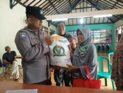 Babhinkamtibmas Polsek Ciputat Timur Amankan Pendistribusian Bantuan Pangan di Kelurahan Sawah Baru