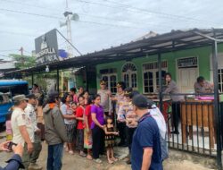 Polisi Bagikan Ratusan Nasi Box Di Pemukiman Warga Slum Area*  Jakarta – Dalam menjaga dan membangun kemitraan antara Kepolisian dan masyarakat, Polres Metro Jakarta Timur melalui program Mantap dan Taktis melaksanakan kegiatan Polisi peduli dengan membagikan nasi box gratis ke masyarakat slum area di Kp. Sumur Rt 04/10 Klender Duren Sawit Jakarta Timur. Rabu (28/02/2024) siang.  Kabag Ren AKBP Ruslan bersama Kabag Log, Kapolsek Duren Sawit dan Wakasat Binmas Polres Jakarta Timur dibantu unsur 3 Pilar Kecamatan Duren Sawit, TNI membagikan 300 nasi box dan air mineral kepada warga masyarakat kurang mampu.  “Kegiatan seperti ini menjadi wujud nyata dari pendekatan Polisi dalam memberikan pelayanan prima kepada masyarakat.” Ungkap Ruslan.  Pihaknya pun berharap dengan bantuan nasi gratis ini dapat sedikit meringankan beban mereka.  “Kegiatan berbagi nasi box ini rutin dilakukan dengan lokasi pembagian berpindah-pindah. Semoga bisa bermanfaat dan mengurangi beban masyarakat.” Jelas Kabag Ren.  Semoga kegiatan ini dapat terus berlangsung dan memberikan manfaat yang besar bagi masyarakat setempat. Kolaborasi positif antara Kepolisian dan masyarakat diharapkan dapat memperkuat ikatan kebersamaan dalam menciptakan lingkungan yang aman dan harmonis.  Ruslan mengatakan bahwa giat Polisi peduli ini merupakan bentuk kepedulian Polri kepada masyarakat, Ia berharap, giat ini dapat bermanfaat bagi para warga yang membutuhkan.  Sementara itu, salah seorang warga mengucapkan terima kasih kepada Polri atas bantuan nasi kotaknya. Ia mengatakan bahwa bantuan tersebut sangat bermanfaat, terutama warga yang kurang mampu.  ” Semoga kegiatan ini terus berlanjut Pak, kami sangat berterimakasih kepada jajaran Kepolisian. Sukses terus pak Polisi. ” Ungkap salah seorang warga RT 04.