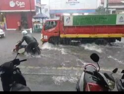 Hujan Mengguyur Kota Cirebon, Jalan Ciremai Banjir Banyak Kendaraan Mogok