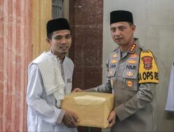 Jumat Keliling di Masjid Al-Amin, Kapolres Metro Tangerang Kota Serahkan Cindra Mata