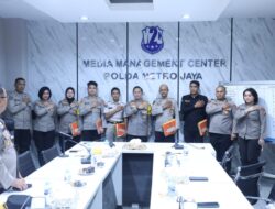 Kabid Humas Polda Metro Jaya Beri Penghargaan Kepada Kasi Humas Dan Personel Berprestasi