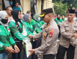 Polisi Bagi-Bagi Sembako Ke Ojol Hingga Disabilitas Di Jakarta Selatan