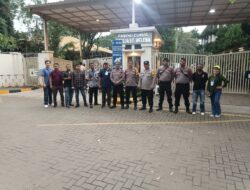 Polsek Curug Polres Tangerang Selatan Melakukan Pengamanan Perayaan Malam Paskah di Gereja Paroki St. Helena