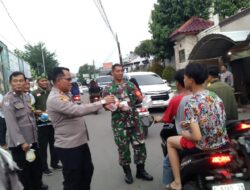 Bersama Koramil Polsek Kesambi Bagikan Takjil Kepada Warga