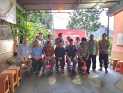 Momen Kebersamaan: Jum’at Curhat Diterima Hangat di Gading Serpong, Dilanjutkan dengan Pembagian Takjil dan Bukber  Tangerang Selatan – Dalam suasana keakraban dan kesetiakawanan, kegiatan Jum’at Curhat Polda Metro Jaya yang diselenggarakan di Perumahan Sektor 8B, Gading Serpong, kemudian berhasil merangkul berbagai kalangan masyarakat. Acara ini, yang dihadiri oleh sejumlah tokoh dan Kasie Humas Polres Tangsel, AKP Agil Sahril, SH, menjadi wadah untuk menyampaikan aspirasi dan membangun solusi terhadap berbagai isu yang dihadapi masyarakat.  Diskusi yang berlangsung menyentuh beragam topik, mulai dari keamanan lingkungan hingga konflik sosial di RW 011 Kelurahan Kelapa Dua. Dalam suasana saling mendengarkan dan bertukar pikiran, berbagai Rencana Tindak Lanjut (RTL) berhasil disepakati untuk meningkatkan kualitas hidup dan keamanan di lingkungan tersebut. Langkah-langkah konkret seperti pemberdayaan security, penggunaan CCTV, hingga peningkatan komunikasi dengan warga menjadi fokus utama dari kesepakatan tersebut . Tidak hanya itu, kegiatan ini juga diberkahi dengan kehadiran acara buka bersama (bukber) dan pembagian takjil dari pengurus Gereja GRI Gading Serpong. Hal ini tidak hanya menunjukkan semangat kerjasama antaragama, tetapi juga memperkuat rasa kebersamaan dalam masyarakat.  Kegiatan ini disambut baik oleh semua pihak dan semangat untuk memajukan kesejahteraan bersama. Keberhasilan acara ini memberikan harapan baru dalam membangun hubungan yang harmonis antara kepolisian dan masyarakat serta mendorong kolaborasi aktif untuk menciptakan lingkungan yang aman dan sejahtera bagi semua.