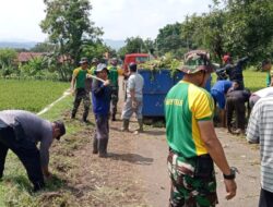 Sinergitas TNI Dan Polri Gotong Royong Bersama Masyarakat Di Kelurahan Cicenang