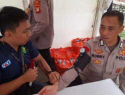 Sie Dokkes Polres Tangerang Selatan Lakukan Kegiatan Keslap di Stadion Indomilk Arena Sport Center  Tangerang Selatan, 02 Maret 2024 – Sie Dokkes Polres Tangerang Selatan melaksanakan kegiatan Keslap Pada Hari Sabtu, 02 Maret 2024, Pukul 13.00 di Stadion Indomilk Arena Sport Center.   Kegiatan ini dilakukan dalam rangka pengamanan pertandingan sepakbola antara Persita Tangerang dan Borneo Samarinda. Dalam upaya menjaga kesehatan dan kondisi fisik anggota serta petugas keamanan, Sie Dokkes Polres Tangerang Selatan melakukan pemeriksaan tekanan darah dan pembagian vitamin.  Hasil dari kegiatan ini menunjukkan hasil pemeriksaan tekanan darah dan pembagian vitamin kepada beberapa anggota, antara lain: AKP Eko Maryadi (Polsek Curug) dengan tekanan darah 130/80 MmHg menerima pembagian vitamin, dan Bripka Robby (Polsek Curug) dengan tekanan darah 110/80 MmHg, juga mendapatkan pembagian vitamin.  Kegiatan ini dipimpin oleh Ipda Nenden J (Kasie Dokkes) dan didukung oleh Briptu Ramadhan serta Bripda Istiyanda sebagai petugas pelaksana. Melalui kegiatan Keslap ini, diharapkan para anggota dan petugas yang terlibat dapat menjaga kesehatan dan kondisi fisik yang optimal. Selain itu, upaya ini juga sebagai bentuk perhatian Sie Dokkes Polres Tangerang Selatan terhadap kesejahteraan dan kesehatan anggota dalam melaksanakan tugas pengamanan.  Para anggota dan petugas yang turut serta dalam kegiatan ini diharapkan dapat terus menjaga kesehatan, terutama dalam menghadapi berbagai tugas dan tanggung jawab di masa mendatang