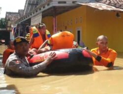 Polresta Cirebon Bantu Warga Terdampak Banjir Di Kabupaten Cirebon