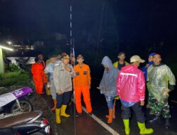 Curah Hujan Tinggi Picu Tanah Longsor Di Jalan Nasional Cikijing Menuju Kuningan Kapolsek Cikijing Berikan Himbauan Kepada Warga