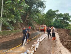 Kapolsek Cikijing Bersama Anggota Lakukan Sterilisasi Material Longsor Di Jalur Cikijing Menuju Kuningan
