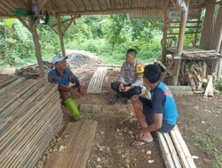 Bhabinkamtibmas Desa Karayunan Berinteraksi Dengan Pengrajin Reng Bambu Untuk Ciptakan Situasi Kamtibmas Aman