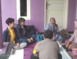 Bhabinkamtibmas Desa Kemuning Berinteraksi dengan Warga di Pos Yandu Kesehatan