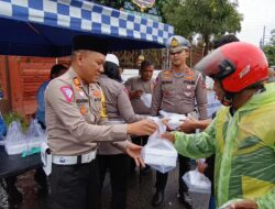 Jelang Buka Puasa Satlantas Polres Cirebon Kota Bagi – Bagi Takjil Dan Nasi Kotak