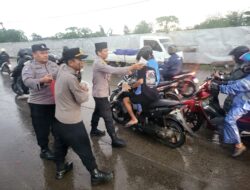 Indahnya Berbagi, Bulan suci Ramadhan Polsek Cisauk Berbagi Ta’jil Kepada Masyarakat