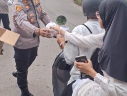 Polsek Kesambi Bagikan Ratusan Takjil Jelang Buka Puasa Kepada Masyarakat