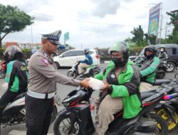 Tebarkan Kebaikan Dan Kepedulian Saat Ramadhan Satlantas Polres Metro Depok Berbagi Ta’jil sambil Memberi Imbauan