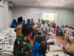 Babhinkamtibmas dan Babinsa Kelurahan Cilenggang Amankan Penyaluran Bansos