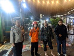 Bhabinkamtibmas Polsek Ciputat Timur Beraksi: Tanggap Bencana Banjir di Kelurahan Serua Indah