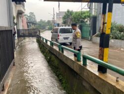 Antisipasi Banjir, Warga Apresiasi Langkah Bhabinkamtibmas Pamulang Timur