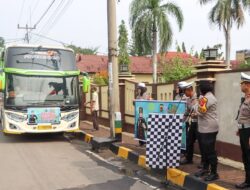 Kapolresta Cirebon Lepas Pemberangkatan Mudik Gratis Ke Semarang  BantenOne.com – Polresta Cirebon – Kapolresta Cirebon, Kombes Polisi Sumarni, melepas pemberangkatan Mudik Gratis. Program Mudik Gratis yang diselenggarakan Polresta Cirebon dengan tujuan Semarang tersebut diikuti 52 orang, yang terdiri dari berbagai macam latar belakang pekerjaan diantaranya pengemudi ojek online, pedagang, ibu rumah tangga, juru parkir dan lainnya, Sabtu (6/4/2024).  Kapolresta Cirebon, Kombes Polisi Sumarni mengatakan, program tersebut merupakan inovasi Polresta Cirebon untuk membantu masyarakat yang ingin Mudik ke kampung halamannya untuk merayakan Hari Raya Lebaran bersama keluarganya pada momen Hari Raya Idul Fitri 1445 H.  Selain itu, program tersebut juga bertujuan untuk mengurangi volume Pemudik yang menggunakan kendaraan pribadi. Pihaknya berharap, program Mudik Gratis Polresta Cirebon dapat membantu masyarakat untuk merayakan Hari Raya Lebaran dan bertemu sanak familinya di kampung halaman.  “Alhamdulillah, program Mudik Gratis tujuan Semarang, Jawa Tengah ini mendapat respon positif dari masyarakat, karena mereka dapat berkumpul bersama keluarganya untuk merayakan Hari Raya Lebaran. Semoga perjalanan Mudiknya diberikan kelancaran, keamanan, dan kenyamanan,” ujar Kombes Polisi Sumarni.  Sementara salah satu peserta Mudik Gratis, Siti Marifah, mengaku bahagia dapat mengikuti program Mudik Gratis Polresta Cirebon. Karena ia dapat pulang ke kampung halaman untuk merayakan Hari Raya Lebaran tanpa perlu mengeluarkan ongkos untuk perjalanan Mudiknya.  “Terima kasih kepada Jajaran Polresta Cirebon yang telah menyelenggarakan program Mudik Gratis. Alhamdulillah, program ini membuat kami sekeluarga bisa Mudik ke Semarang secara Gratis. Mudan – mudahan, perjalanannya lancar dan selamat sampai tujuan,” kata Siti Marifah.  Selain itu, peserta Mudik Gratis lainnya, Lukman, merasa senang bisa mengikuti program Mudik Gratis Polresta Cirebon. Ia sudah tidak Mudik ke Semarang sejak beberapa Tahun lalu akibat pandemi Covid-19 dan keterbatasan dana. Sehingga dirinya harus merayakan Lebaran di Cirebon.  “Akhirnya, Tahun ini saya bisa berkumpul dengan keluarga lagi untuk merayakan Hari Raya Idul Fitri, karena sudah beberapa Tahun tidak Mudik. Alhamdulillah, program Mudik Gratis ini sangat membantu kami untuk bisa menghemat ongkos,” ujar Lukman. Pewarta : (Markus.T).