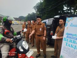 Bagikan 1445 Kotak Takjil DMPTSP Kadis Yoga Ikut Turun Kelapangan