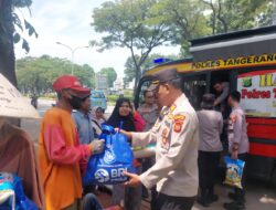 Jelang Hari Raya Idul Fitri, Polres Tangsel Bagikan 150 Paket Sembako Ke Masyarakat Secara Mobile