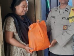 Kapolsek Ciputat Timur Berikan Santunan kepada Anak Yatim di Kelurahan Rengas
