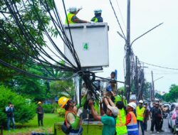 Tindak Tegas, Pilar Saga Ichsan Gunting Kabel Fiber Optik yang Semrawut
