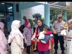 Bhabinkamtibmas Sukapura Polsek Utbar Polres Cirebon Kota Monitoring Pembagian Takjil Pastikan Aman