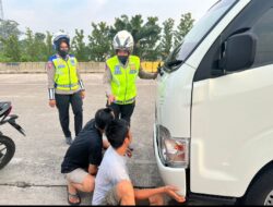 Tim Polwan Polresta Cirebon Himbau Pengendara Tidak Berhenti Di Bahu Jalan Tol