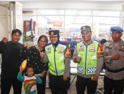 Kapolresta Cirebon Bagikan Vitamin Dan Beri Ucapan Kepada Istri Pemudik Yang Berulang Tahun