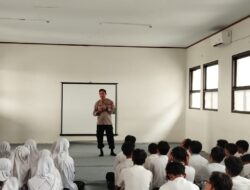 Guna Tingkatkan Kesadaran Kamtibmas Polsek Kelapa Dua Datangi SMP Islam Permata Hati dalam Police Go To School