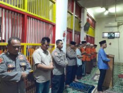 Kasat Tahti Polres Tangerang selatan Sholat Jumat Berssama Tahanan dan Berikan Bimbingan Rohani