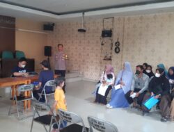 Bhabinkamtibmas Polsek Ciputat Timur Pantau Pendistribusian BLT di Kelurahan Pisangan