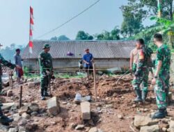 Senyum Kebahagiaan Terpancar Dari Warga, Setelah Rumahnya di Perbaiki Kodim 0621/Kab Bogor