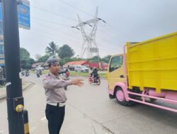 Unit Lantas Polsek Cisauk Laksanakan Pengaturan Lalu Lintas Antisipasi Kemacetan di Traffic Light Intermoda