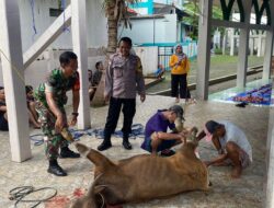 Bhabinkamtibmas dan Babinsa Lakukan Pengamanan Pemotongan Hewan Qurban di Masjid Jami Al-Muhajirin