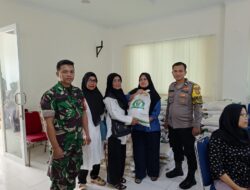Melayani Masyarakat, Pemantauan Penyaluran Bantuan Beras Oleh Bhabinkamtibmas Ciater