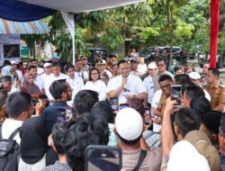 Menteri AHY Blusukan di Riau, Mulai dari Ganti Mobil hingga Layani Warga Foto di Kebun