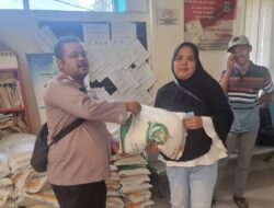 Bhabinkamtibmas Pantau Penyaluran Bantuan Sosial di Kelurahan Rawa Mekar Jaya