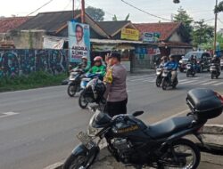 Pengaturan Lalu Lintas di Depan SMAN 2 Tangsel oleh Bhabinkamtibmas Kelurahan Setu