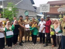 Sebagai Bentuk Dukungan Nyata, DKP Kota Tangerang Salurkan Instalasi 1.000 Lubang Hidroponik ke Delapan KWT