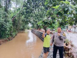 Pemantauan Bhabinkamtibmas Bersama Warga, Aliran Kali Jaletreng Tetap Kondusif