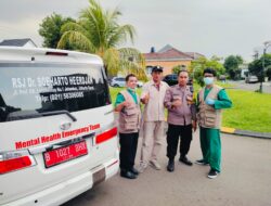 Bhabinkamtibmas Mendapingi RSJ Grogol Untuk Evakuasi Orang dengan Gangguan Mental di Perumahan BSM