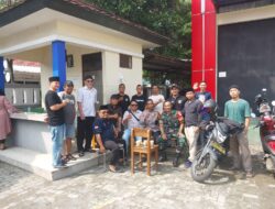 Bhabinkamtibmas dan Babinsa Kelurahan Pondok Aren Monitoring Pasca Pengumuman PPDB SMKN 2 Tangsel