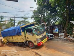 Jalan H.Taip Kedaung Pamulang Macet Akibat Dua Mobil Truk Bermuatan Pasir dan Pakan Ayam Kejeblos Di Galian Drainase