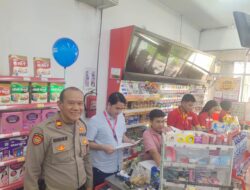 Kanit Samapta Polsek Pondok Aren Lakukan Patroli Dialogis di Alfamart