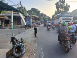 Pengaturan Arus Lalu Lintas di U-Turn Sandratek Oleh Personil Polsek CipTim