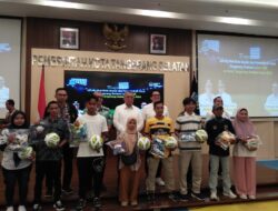 Serahkan Bola Sepak Dan Jersey Pemkot Tangsel Sebagai Penunjang Pencarian Bibit Atlet Sepak Bola Berbakat
